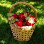 Korb voller roter Äpfel aus Keramik