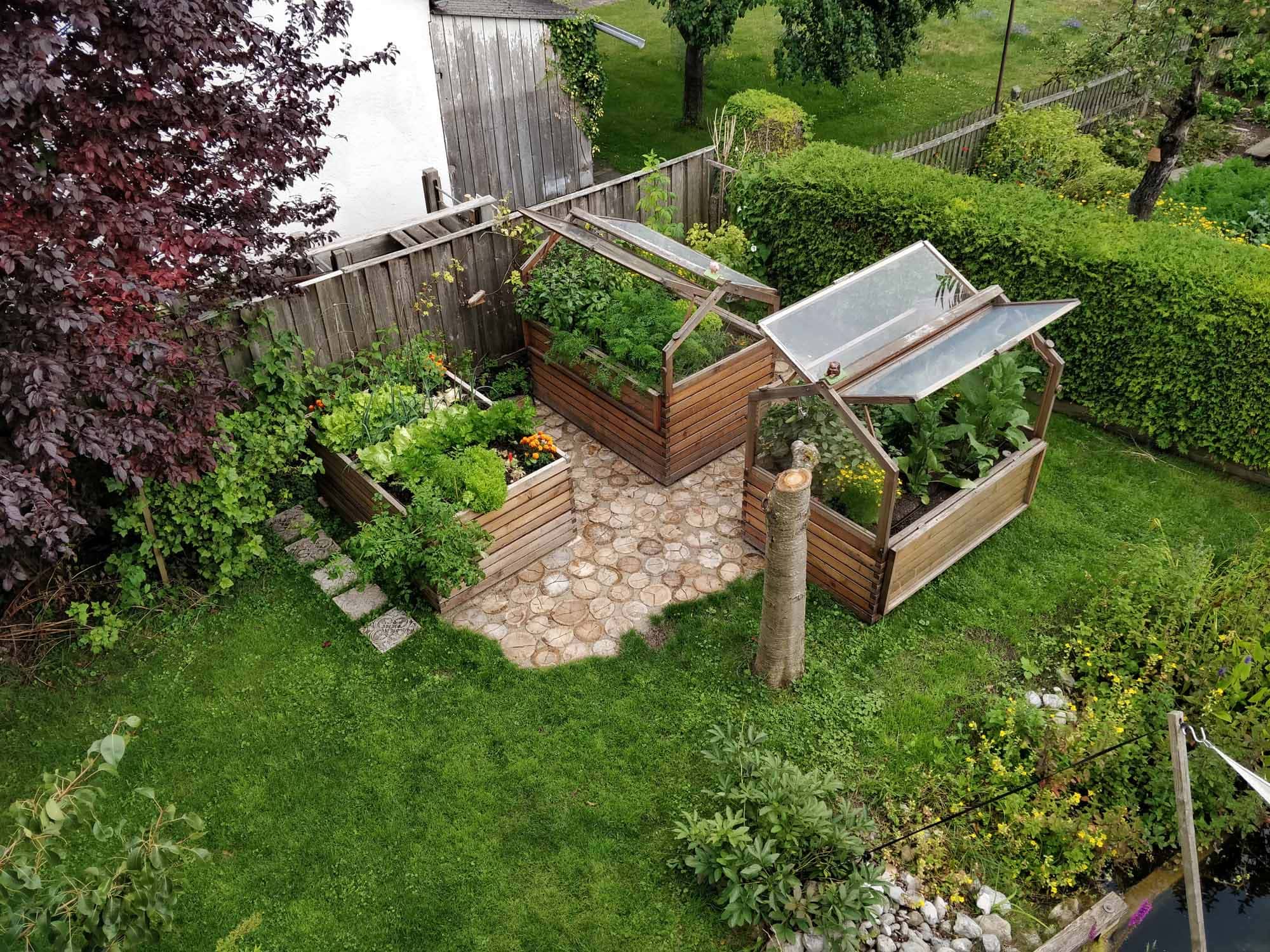 Hochbeetgarten mit mehreren Hochbeeten