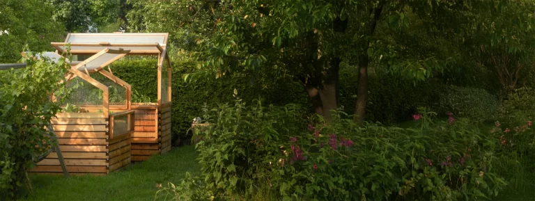 Hochbeete im verträumten Garten