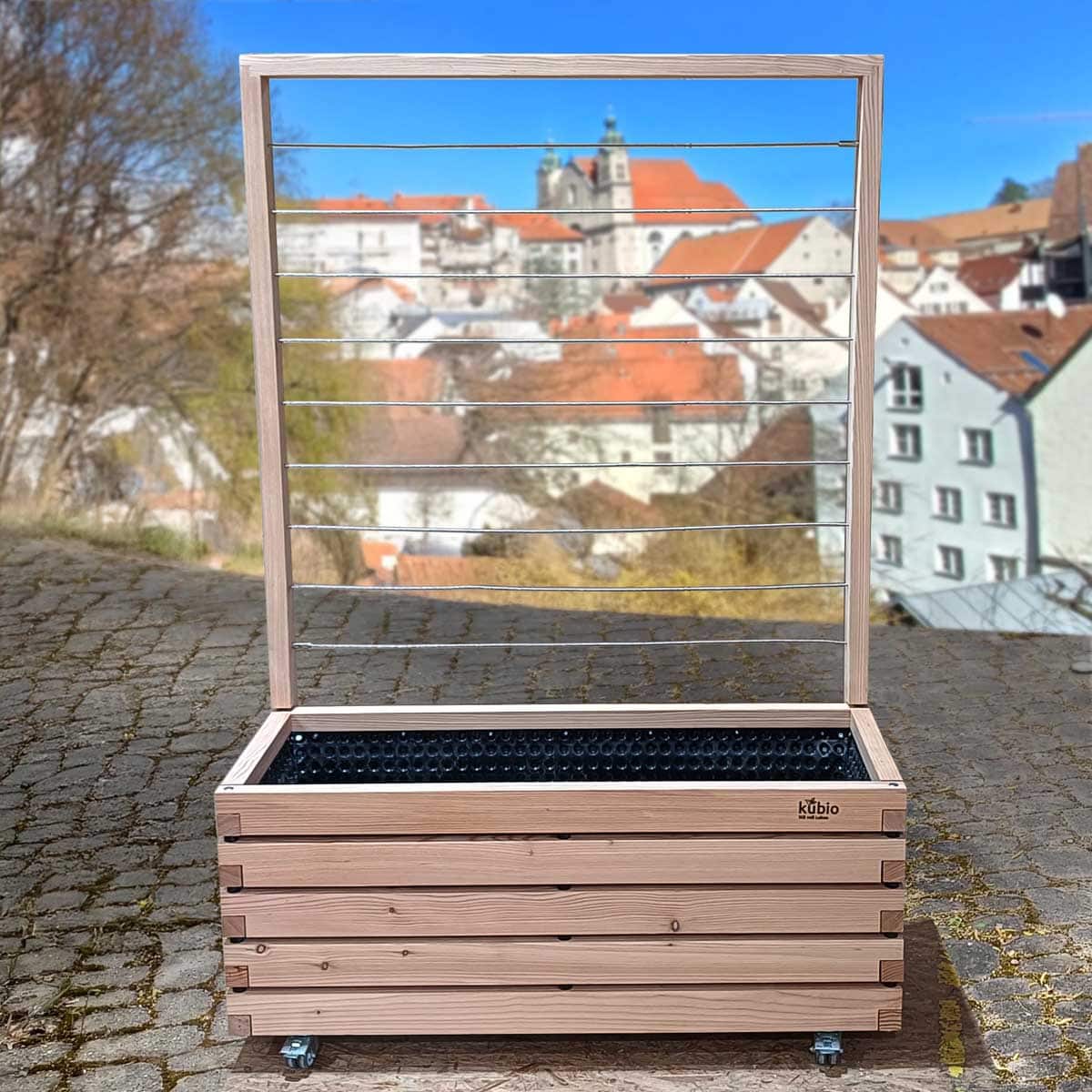 Hochbeet mit Glasabdeckung für Garten, nachhaltige Gartenarbeit.