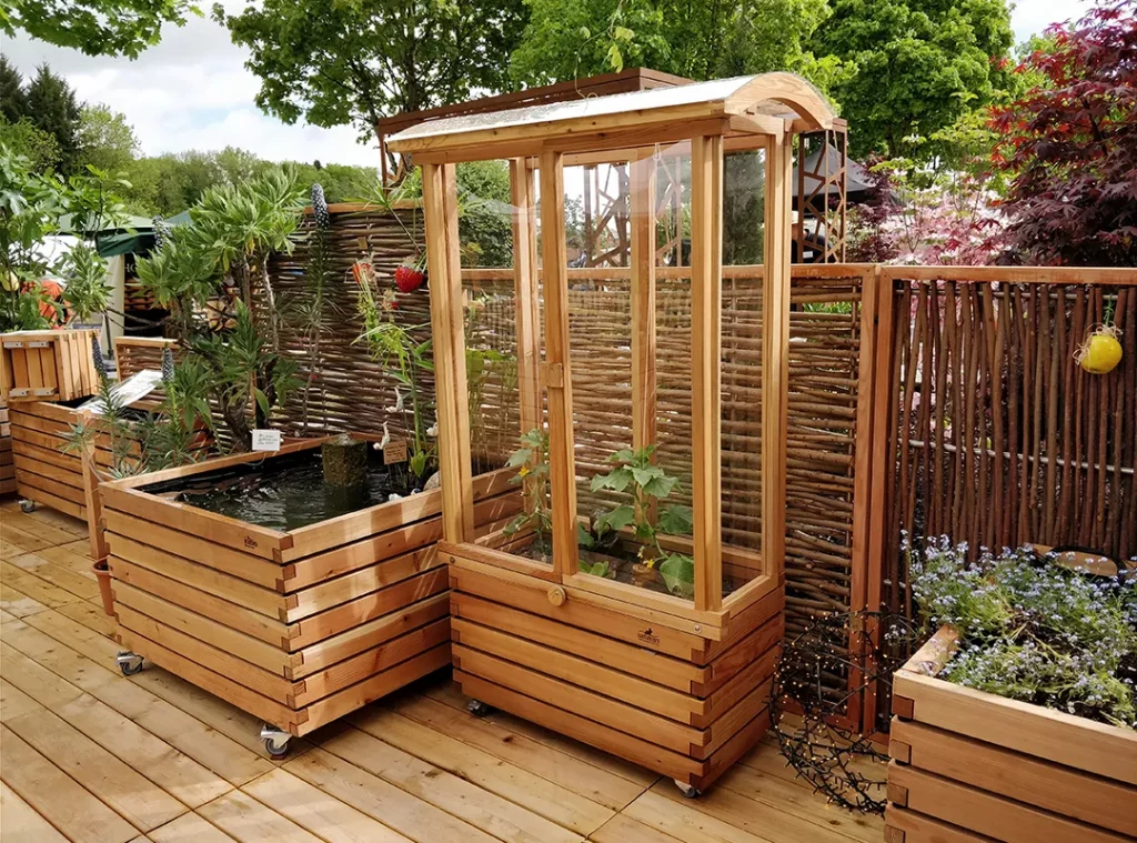 Tomatentram und Pflanzkästen auf der Terrasse