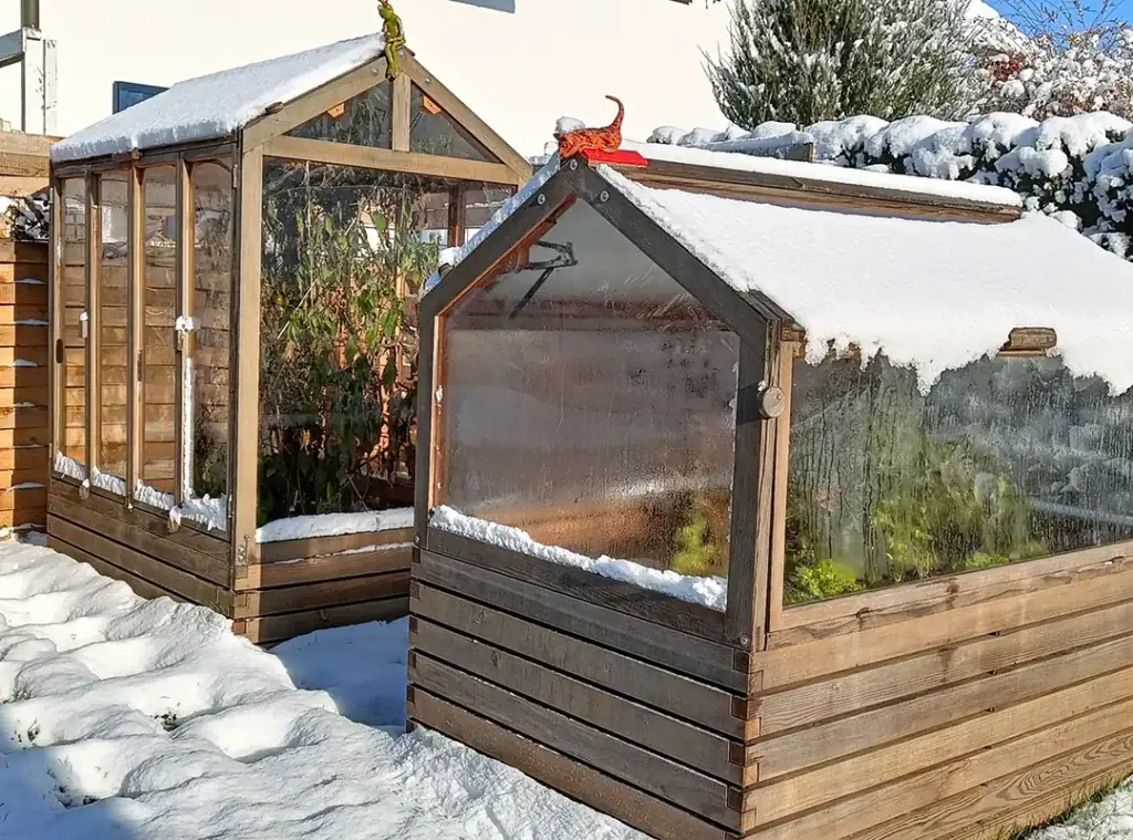 Schneebecktes Hochbeet und Kleingewächshaus