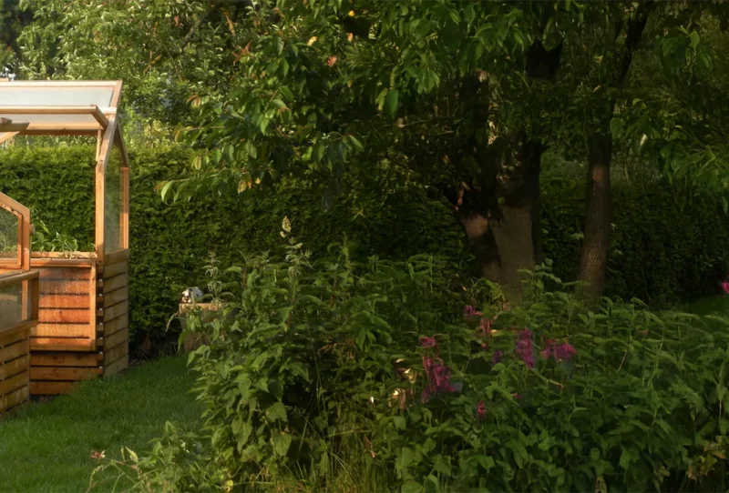 Hochbeete im verträumten Garten
